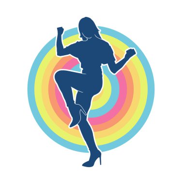 Hareketli bir kadın dansçının silueti. Mutlu dans eden bir kadının silueti..