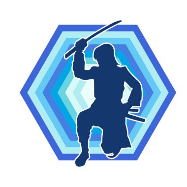 Bir kadın savaşçının silueti kılıç ile hareket halindeyken poz veriyor. Kılıcıyla bir kadın kahramanın silüeti..