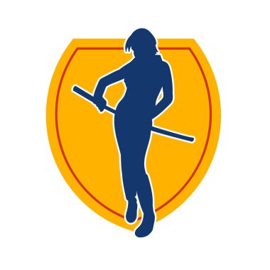 Bir kadın savaşçının silueti kılıç ile hareket halindeyken poz veriyor. Kılıcıyla bir kadın kahramanın silüeti..