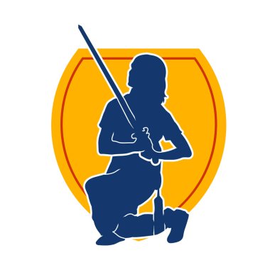 Bir kadın savaşçının silueti kılıç ile hareket halindeyken poz veriyor. Kılıcıyla bir kadın kahramanın silüeti..