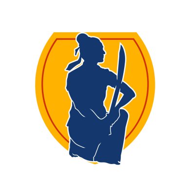 Bir kadın savaşçının silueti kılıç ile hareket halindeyken poz veriyor. Kılıcıyla bir kadın kahramanın silüeti..