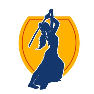 Bir kadın savaşçının silueti kılıç ile hareket halindeyken poz veriyor. Kılıcıyla bir kadın kahramanın silüeti..