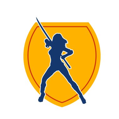 Bir kadın savaşçının silueti kılıç ile hareket halindeyken poz veriyor. Kılıcıyla bir kadın kahramanın silüeti..