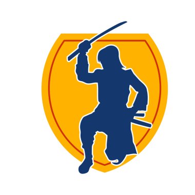 Bir kadın savaşçının silueti kılıç ile hareket halindeyken poz veriyor. Kılıcıyla bir kadın kahramanın silüeti..