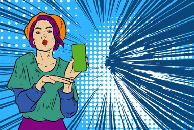 Akıllı telefon görüntüsü gösteren bir kadın tasviri. Eski çizgi roman tarzında akıllı telefon aletleri taşıyan bir kadın pozu. Kadın pazarlamacının posterini as.