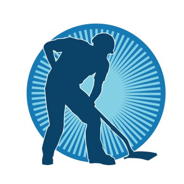 Kürek taşıyan bir işçinin silüeti. Bir işçinin hareket halindeki silueti kürek aracı kullanarak poz verir.