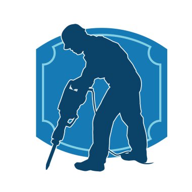 Matkap aletleri taşıyan inşaat işçisi kostümlü bir adamın silueti. İnşaat işçisi erkek silueti elektrikli matkapla hareket halinde poz veriyor. 