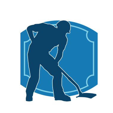 Kürek taşıyan bir işçinin silüeti. Bir işçinin hareket halindeki silueti kürek aracı kullanarak poz verir.