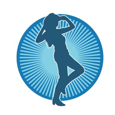 Kovboy kostümü giymiş bir kadın modelin silueti. Poz vermiş bir kovboy kızın silueti..