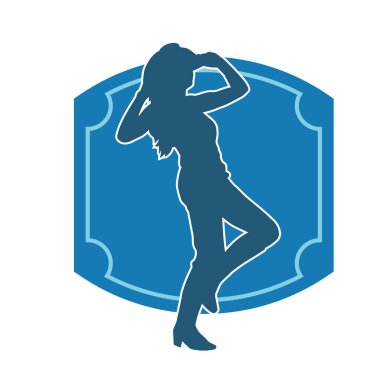 Kovboy kostümü giymiş bir kadın modelin silueti. Poz vermiş bir kovboy kızın silueti..