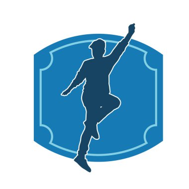 Hareket halindeki bir erkek dansçının silueti. Dans eden zayıf bir adamın silueti..