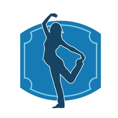 Hareketli bir kadın dansçının silueti. Dans eden zayıf bir kadının silueti..