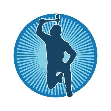 Hareket halindeki bir işçinin silueti, baltasını kullanarak poz verir..