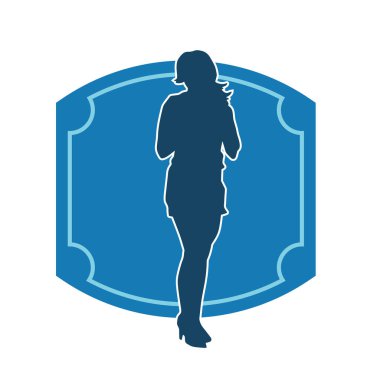 Kadın pozu veren şık bir kadının silueti.