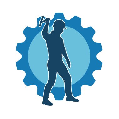 Hareket halindeki bir işçinin silueti, baltasını kullanarak poz verir..