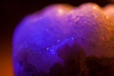 Okyanus Jasper kristal numunesi güzel renkli büyülü bir ışık kullanıyor. Gemstone minerali. Detayları kapat..