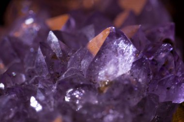  Ametist kristal numunesi güzel bir ışık kullanarak çekildi..