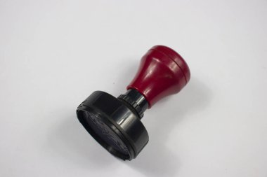 Beyaz arkaplanda siyah bir damga