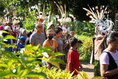 Batı Kutai, Doğu Kalimantan, Endonezya - 23 Ekim 2022 - Dayak hudoq dansçıları geleneksel etkinlikler, geleneksel Dayak etkinlikleri, borneo, Endonezya kültürü