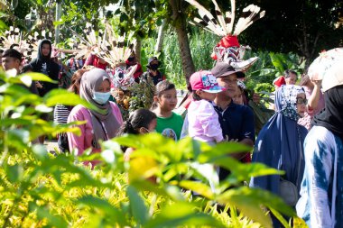 Batı Kutai, Doğu Kalimantan, Endonezya - 23 Ekim 2022 - Dayak hudoq dansçıları geleneksel etkinlikler, geleneksel Dayak etkinlikleri, borneo, Endonezya kültürü