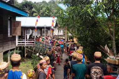 Batı Kutai, Doğu Kalimantan, Endonezya - 23 Ekim 2022 - Dayak hudoq dansçıları geleneksel etkinlikler, geleneksel Dayak etkinlikleri, borneo, Endonezya kültürü