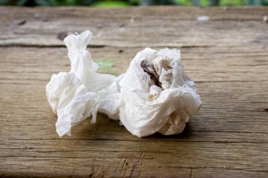 Ahşap bir masanın üzerine yerleştirilmiş bir doku kullanılmış.