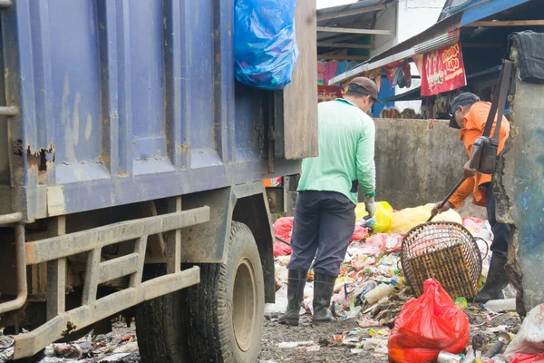 Doğu Kalimantan, Endonezya - 27 Ocak 2022 - Sabah çöp temizleyicilerinin faaliyetleri