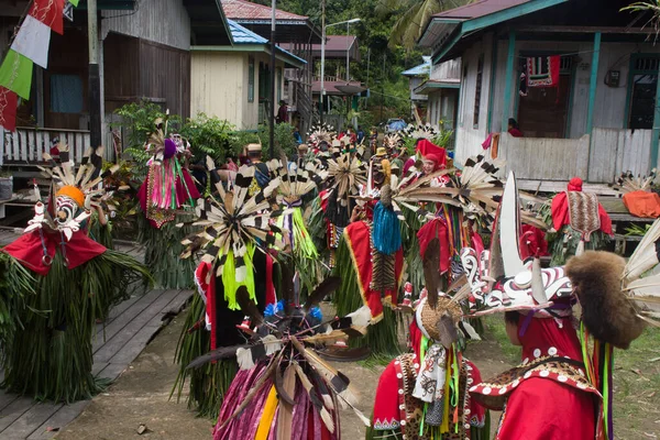 Batı Kutai, Doğu Kalimantan, Endonezya - 23 Ekim 2022 - Dayak hudoq dansçıları geleneksel etkinlikler, geleneksel Dayak etkinlikleri, borneo, Endonezya kültürü