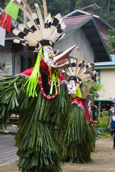 Batı Kutai, Doğu Kalimantan, Endonezya - 23 Ekim 2022 - Dayak hudoq dansçıları geleneksel etkinlikler, geleneksel Dayak etkinlikleri, borneo, Endonezya kültürü