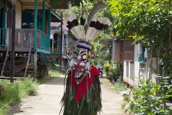 Batı Kutai, Doğu Kalimantan, Endonezya - 21 Aralık 2021 - Bahau Dayak kabilesinden dansçılar sokakta dans ediyorlar.