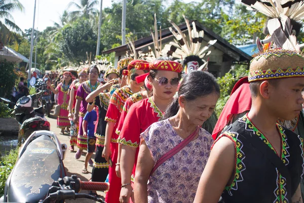Batı Kutai, Doğu Kalimantan, Endonezya - 21 Aralık 2021 - Bahau Dayak kabilesinden dansçılar sokakta dans ediyorlar.