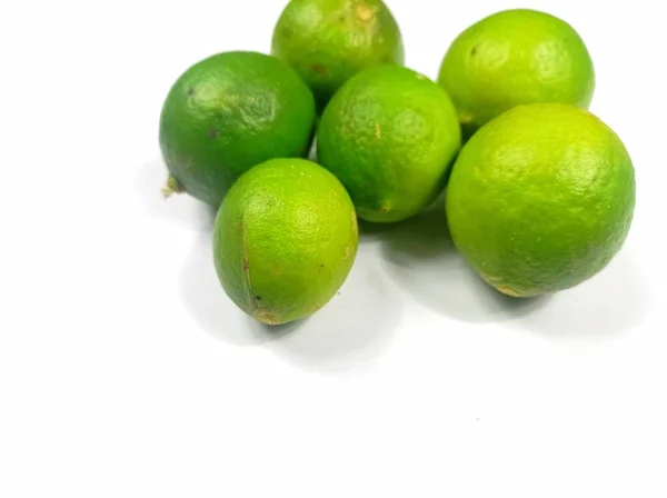 Limonki Zielone Niektóre Zostały Podzielone Szarym Tle — Zdjęcie stockowe