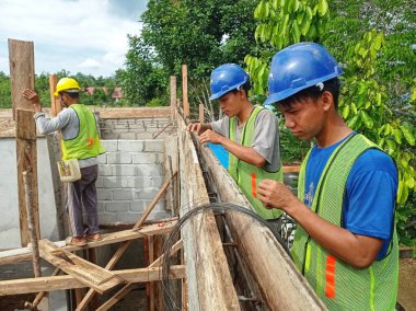 Batı Kutai, Doğu Kalimantan, Endonezya - 11 Eylül 2022 - gündüz çalışan inşaat işçileri