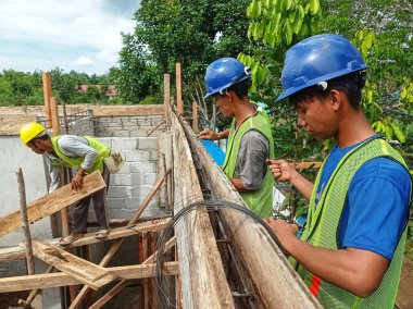 Batı Kutai, Doğu Kalimantan, Endonezya - 11 Eylül 2022 - gündüz çalışan inşaat işçileri