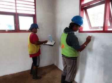 Batı Kutai, Doğu Kalimantan, Endonezya - 11 Eylül 2022 - gündüz çalışan inşaat işçileri