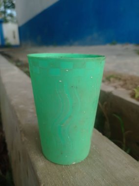 Bir binanın zeminine yeşil bir cam yerleştirilir.