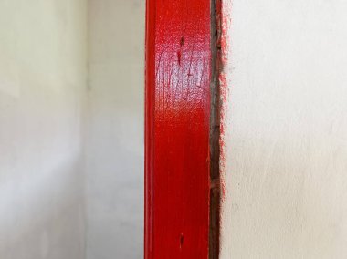 Beton bir binada kırmızı ve gri bir duvar.