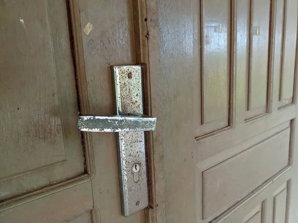 kahverengi kapı ve yıpranmış kapı kolu