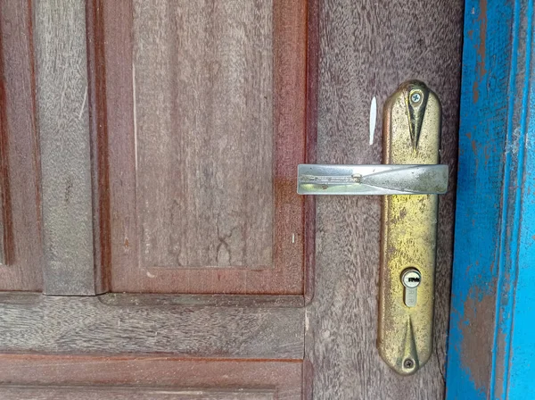 Коричневая Дверь Изношенная Дверная Ручка — стоковое фото