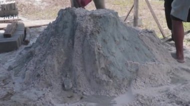 İşçiler tarafından karıştırılmış çimento ve kum karışımı.