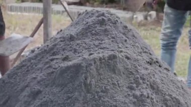 İşçiler tarafından karıştırılmış çimento ve kum karışımı.