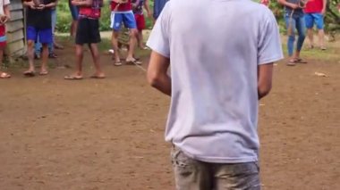 Doğu Kalimantan Endonezya, 13 Aralık 2021 - ahşaptan yapılmış geleneksel gangsterlik oynayan insanlar