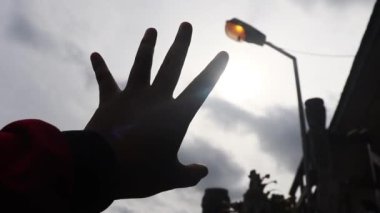 Bir adamın elinin ağır çekimde kaldırıldığının videosu.