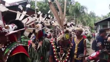 Batı Kutai, Doğu Kalimantan, Endonezya - 23 Ekim 2022 - Dayak hudoq dansçıları geleneksel bir etkinlikte dans ediyorlar