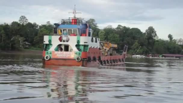 West Kutai East Kalimantan Indonésia Outubro 2022 Uma Barcaça Transportando — Vídeo de Stock