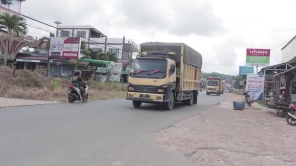 West Kutai Oost Kalimantan Indonesië September 2022 Vrachtwagens Die Door — Stockvideo