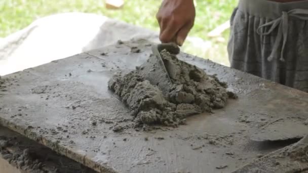 一名建筑工人的手 将水泥和沙子与铲子混合在一起 — 图库视频影像
