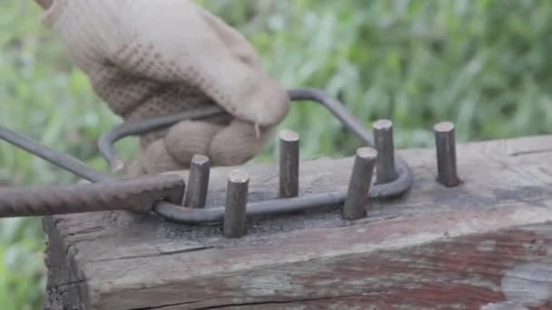 Worker Bending Iron Building Materials — Stock Video