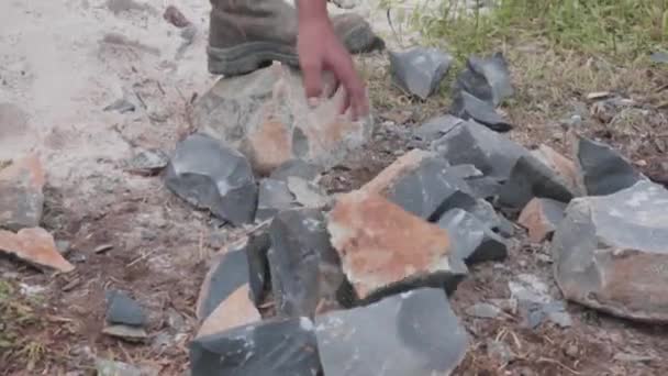 Ręka Pracownika Który Porusza Kamieniem — Wideo stockowe