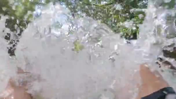 在水流急的河流中使用橡胶浮标进行视频漂流 — 图库视频影像